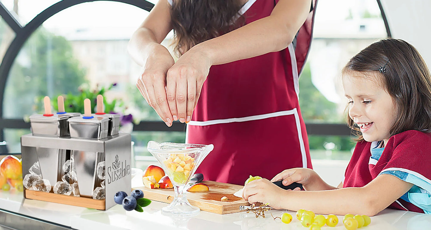 Stilvolle Popsicle-Formen aus Edelstahl auf Sommerparty – ein Blickfang für Gäste und umweltbewusste Gastgeber.