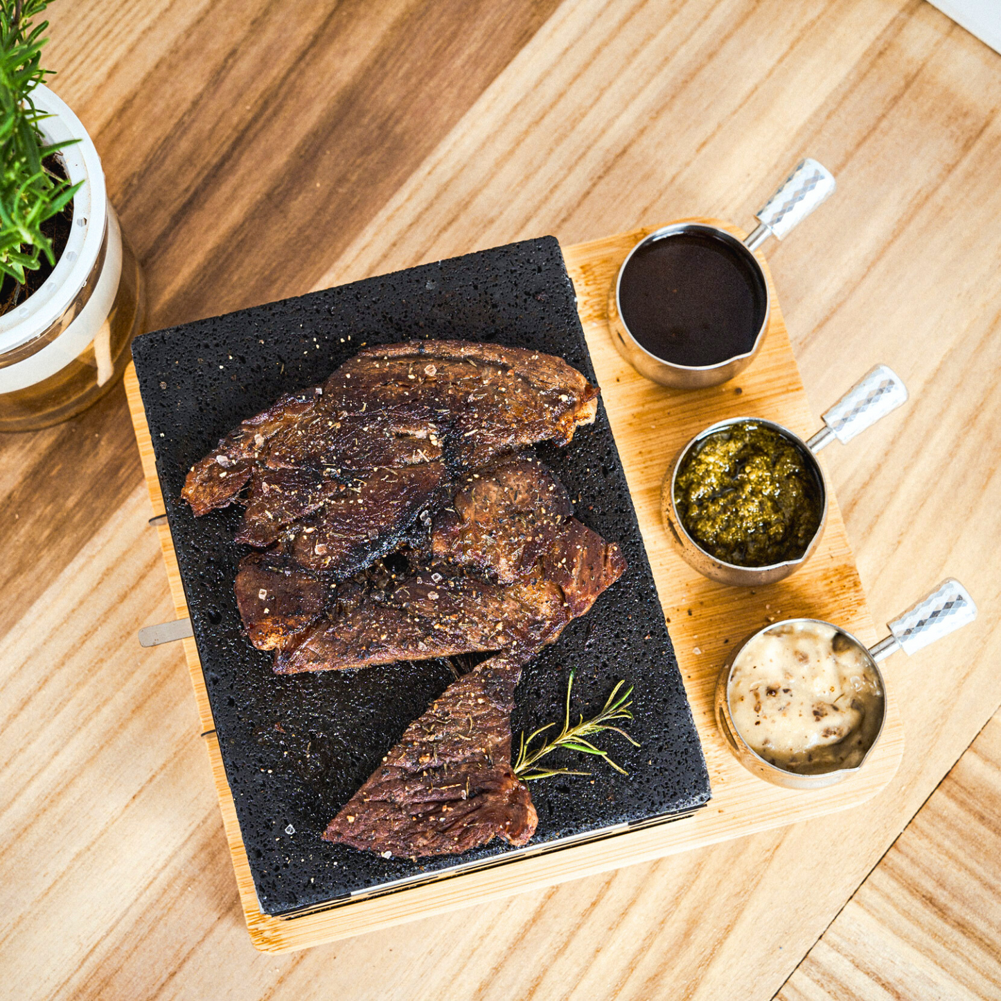 "Premium Raclette Lavastein-Grillset" - Natur-Lava-Stein / inkl. 3 Soßen-Töpfe – Bambusbrett für stilvolles Grillen