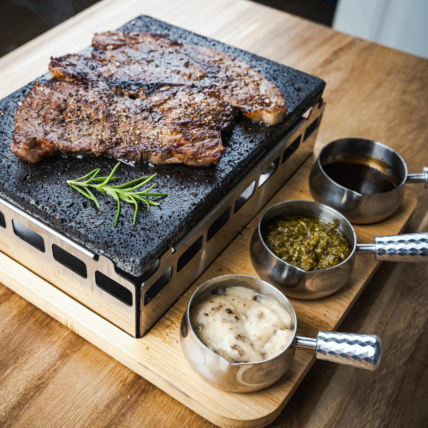 BBQ Grillset mit Natur-Lavastein, Lava Toppers und Bambusbrett, ideal für rauchfreies Indoor- und Balkon-Grillen, mit einstellbarer Temperatur und drei Edelstahl-Soßentöpfen