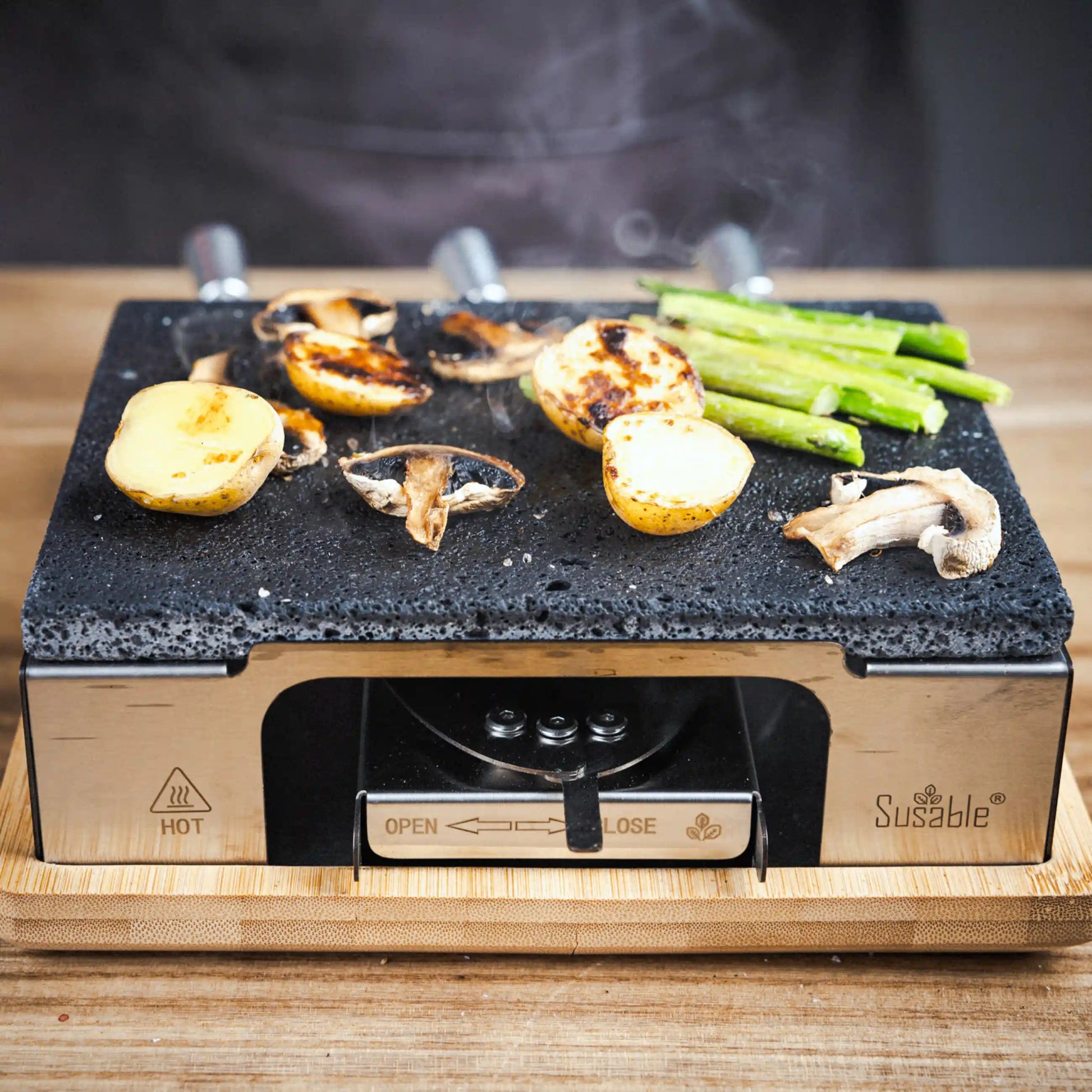 BBQ Platte aus Natur-Lavastein mit Bambusbrett und einstellbarer Temperatur bis 230 Grad – rauchfreies Grillen für Indoor und Balkon, inklusive 3 Soßentöpfen