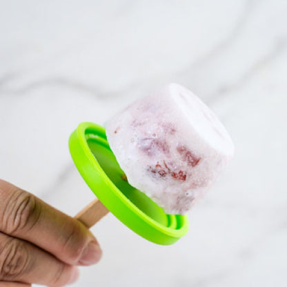 Entdecke die BPA-freien Silikondeckel des Frozen Yoghurt Bites Maker: Farbenfroh, auslaufsicher und vielseitig verwendbar.