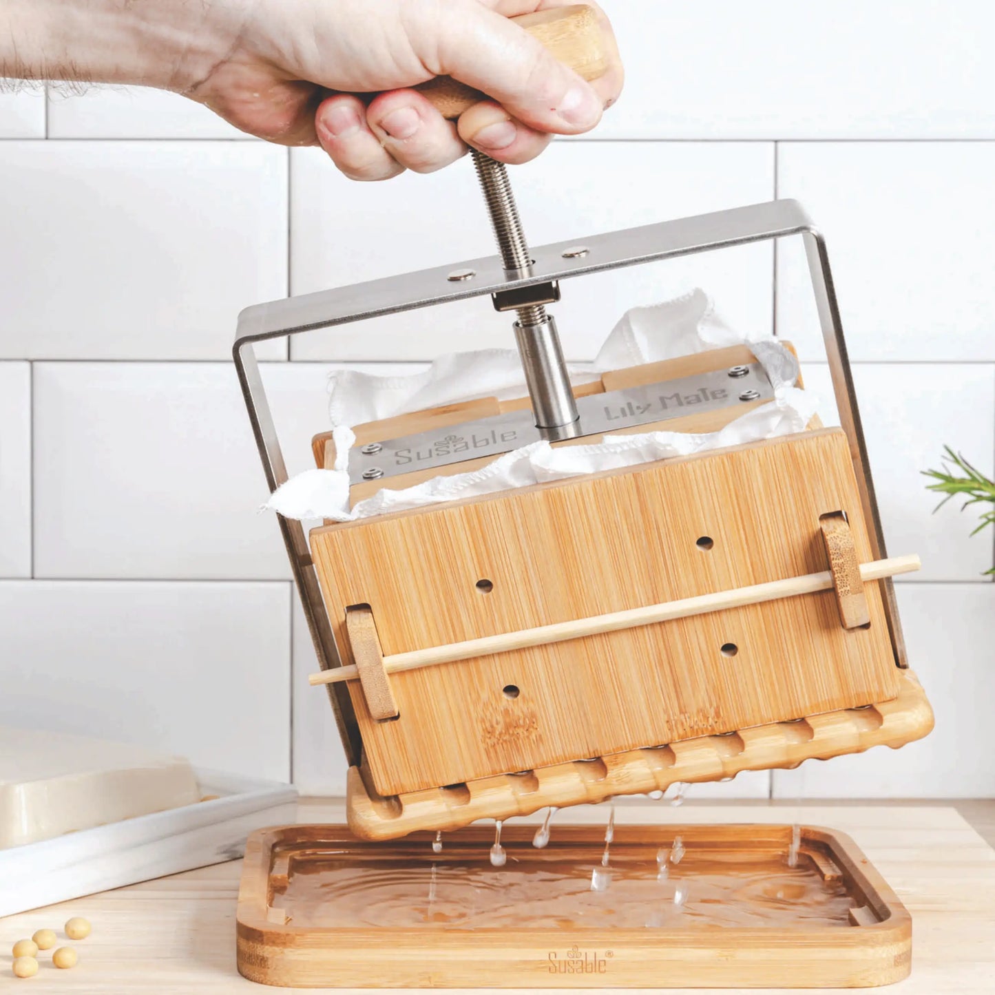 Tofu-Presse Set mit Baumwolltuch, umweltfreundlich und BPA-frei, ideal für vegane Gerichte.
