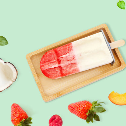 Ice cream mold mit fruchtigem Stieleis, umgeben von Erdbeeren, Blaubeeren und Limettenscheiben.