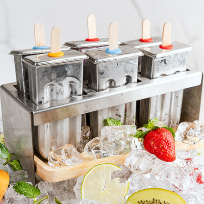 Eisformen eis am stiel mit fruchtigem Eis in Gelb, Rosa und Lila, dekoriert mit Beeren.
