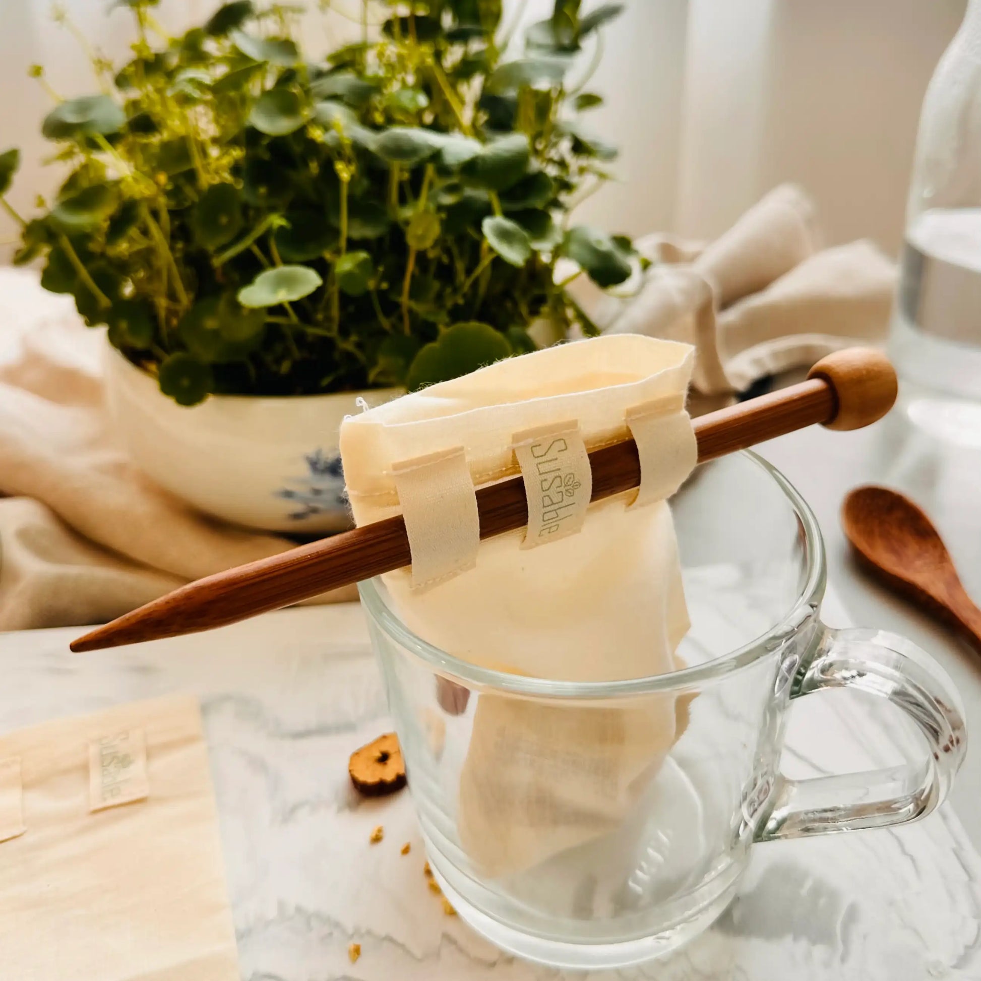 Tee Beutel für losen Tee – Feiner Baumwoll-Musselin-Beutel mit Bambusstab. Vielseitig als Gewürzsäckchen oder Teefilter einsetzbar, in zwei praktischen Größen.